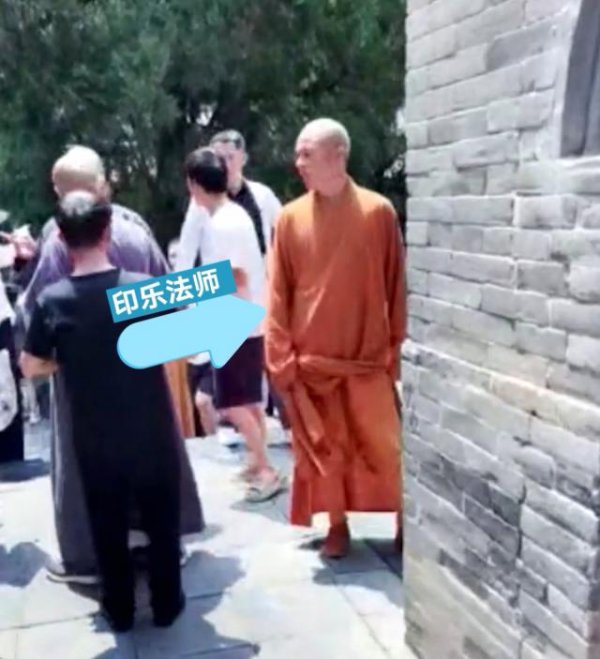 配资门户之家 少林寺现场直击：新住持微笑挥手进入围挡的方丈室