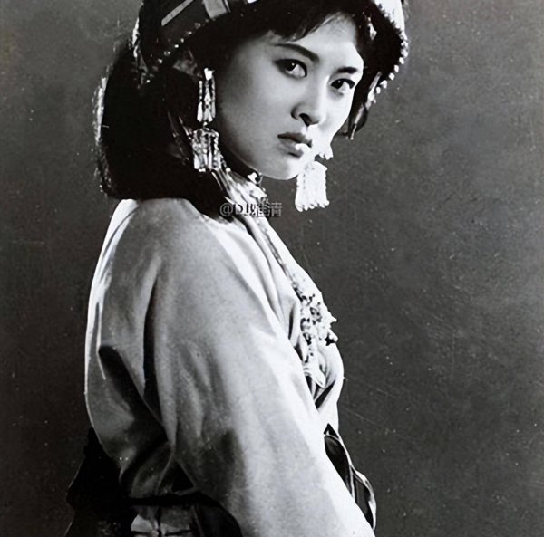 正规配资炒股网 《五朵金花》女主今昔对比：从滇池少女到精神困顿，杨丽坤的无声救赎路